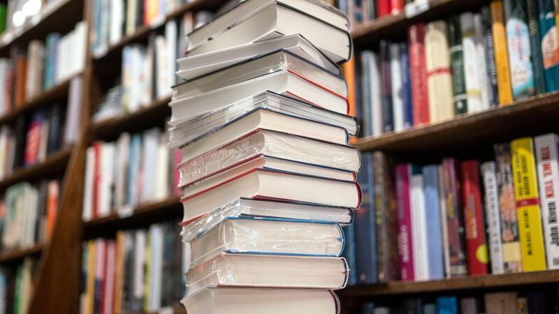 Hofbibliothek der Marienburg kehrt nach Niedersachsen zurück Ein Stapel Bücher liegt in einer Buchhandlung.