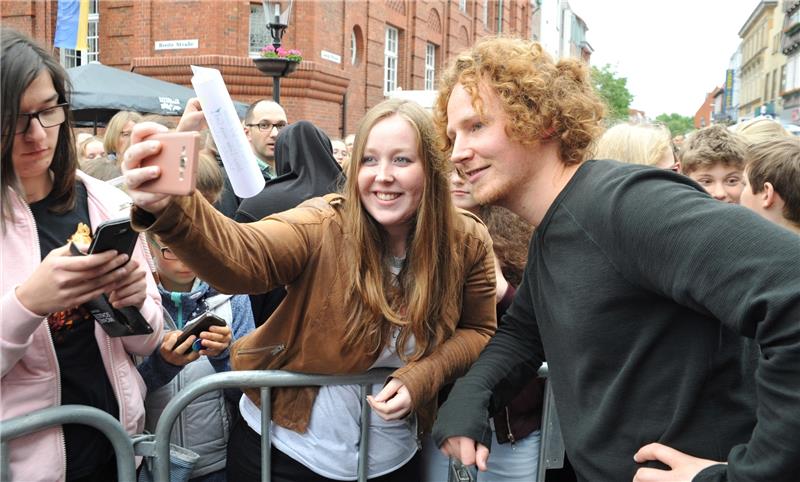 Ein Star zum Anfassen: Michael Schulte erfüllte jeden Wunsch nach einem Selfie oder einem Autogramm. Fotos Richter/Wisser