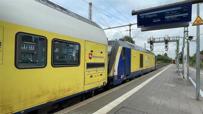 Pendler-Frust im Kreis Stade: Wieder Verspätungen und Ausfälle bei S5 und S3 Ein Start-Zug hält am Bahnhof Buxtehude - auf dem Anzeiger gibt es jedoch keine Informationen dazu.