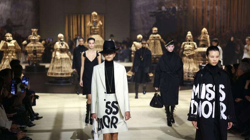 Dior stellt neue Kollektion in Paris vor Ein Statement: die neuen Kreationen von Dior.