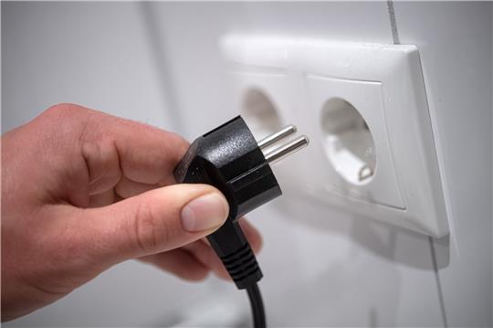 Ein Stecker wird in eine Steckdose gesteckt.  Foto: Sina Schuldt/dpa