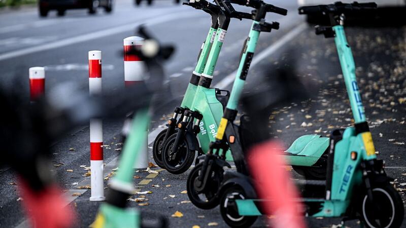 Ein Stellplatz mit Elektrischen Tretrollern, die auch E-Scooter oder E-Tretroller genannt werden.