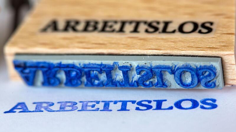 Arbeitslosenquote im Euroraum leicht gestiegen Ein Stempel mit der Aufschrift „Arbeitslos“: Regional stellt sich die Arbeitsmarktlage sehr unterschiedlich dar.