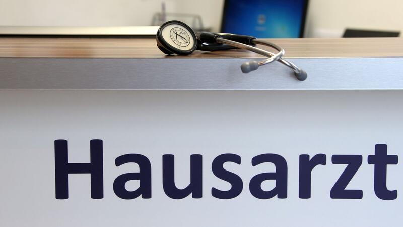 Ein Stethoskop liegt in der Praxis eines Hausarztes.