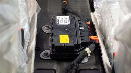 Ein Steuergerät in einem SUV. Auf diesem Steuergerät ist ein sogenannter Event Data Recorder als Software programmiert. Foto: Sebastian Gollnow/dpa