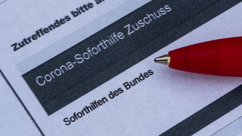 Behörde fordert etwa jede dritte Corona-Soforthilfe zurück Ein Stift liegt auf einem Antrag für den Corona-Soforthilfe-Zuschuss.