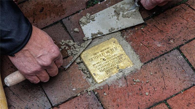 Ein Stolperstein zum Andenken an Gertrud Meyer wurde vor dem Elternhaus der Widerstandskämpferin in Lübeck verlegt.