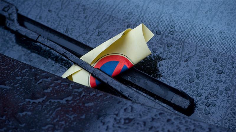 So wird's richtig teuer: Falschparker muss 24.000 Euro Strafe zahlen Ein Strafzettel (Knöllchen) steckt unter einem Scheibenwischer eines geparkten Autos. Foto: Stefan Sauer