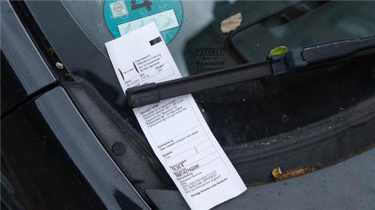 Ein Strafzettel klemmt hinter einem Scheibenwischer (Symbolbild). Das Bundesverfassungsgericht hat betont, dass der Halter eines Autos nicht automatisch der Täter ist, wenn mit dem Wagen Parkverstöße begangen werden.