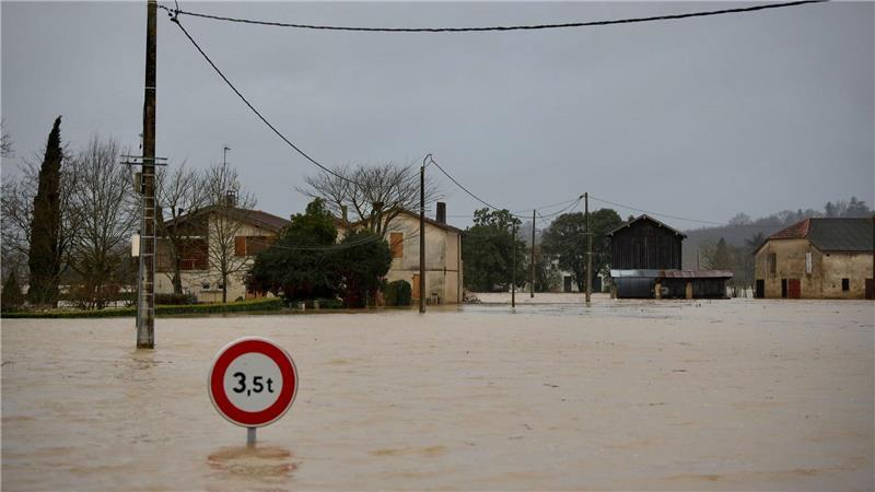 Ein Straßenschild ist auf einer überschwemmten Straße in La Reole (Frankreich) zu sehen.