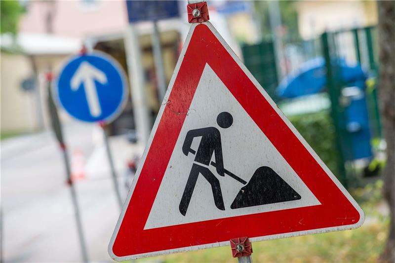 B495-Baustelle wandert weiter – B73-Brücke betroffen Ein Straßenschild weist auf eine Baustelle hin.