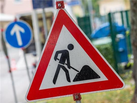 Ein Straßenschild weist auf eine Baustelle hin. Foto: Lino Mirgeler/dpa/Symbolbild