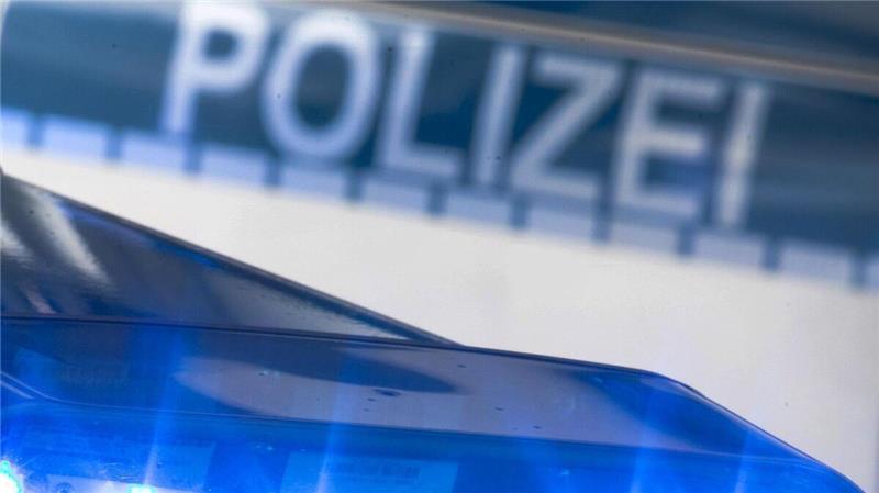 Ein Streifenwagen der Bremervördener Polizei entdeckte den abgebrochenen Fahnenmast in der Nacht zum Sonnabend. Symbolfoto: Gentsch