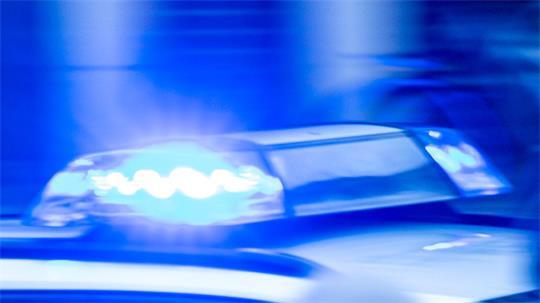 Ein Streifenwagen der Polizei ist mit Blaulicht im Einsatz. (Symbolbild)