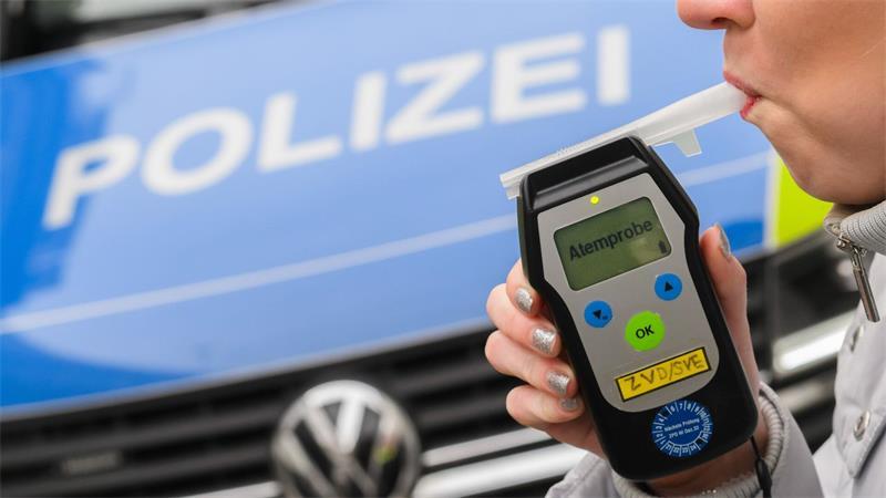 Ein Streifenwagen der Polizei ist mit Blaulicht im Einsatz. (Symbolbild).