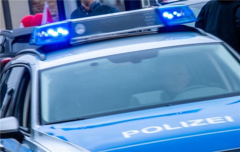 Unbekannte entwenden Bordsteine in Kutenholz Ein Streifenwagen der Polizei ist mit Blaulicht im Einsatz.
