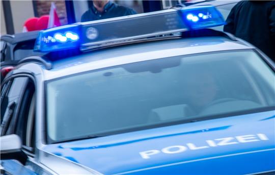 Ein Streifenwagen der Polizei ist mit Blaulicht im Einsatz.