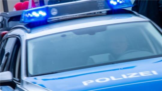 Ein Streifenwagen der Polizei ist mit Blaulicht im Einsatz.