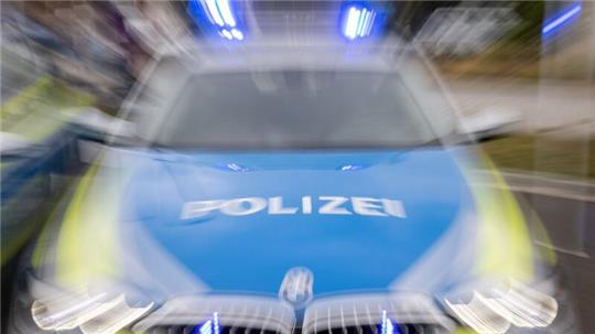 Ein Streifenwagen der Polizei mit eingeschaltetem Blaulicht.