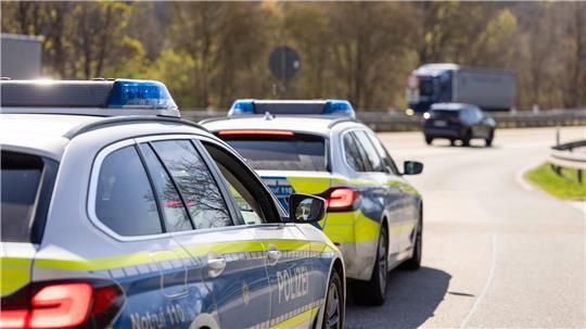Ein Streifenwagen der Polizei sicherte auf der A1 einen Schwertransport ab, als der Honda-Fahrer den Beamten auffiel. (SYMBOLBILD)