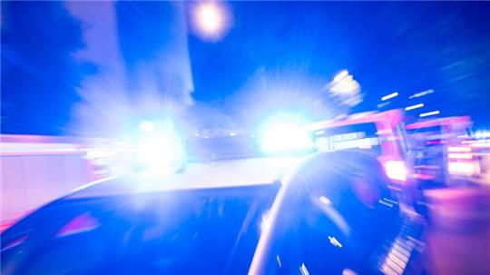 Ein Streifenwagen der Polizei steht mit Blaulicht.