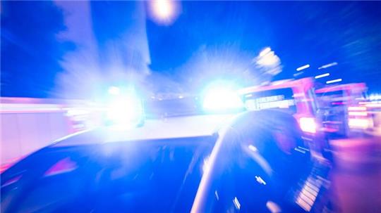 Messerangriff in Sarstedt: Opfer schwer verletzt Ein Streifenwagen der Polizei steht mit Blaulicht an einem Einsatzort.
