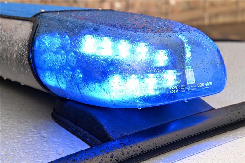 Horster Dreieck: Langer Rückstau nach Auffahrunfall auf der A7 Ein Streifenwagen der Polizei steht mit eingeschaltetem Blaulicht an einem Einsatzort.