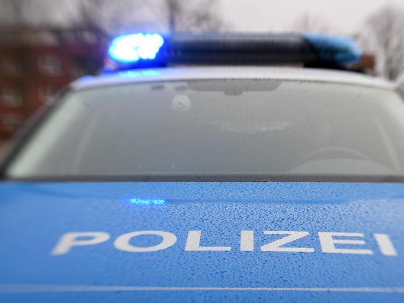 Ein Streifenwagen der Polizei steht mit eingeschaltetem Blaulicht (Symbolbild). Foto: Carsten Rehder/dpa/Archivbild