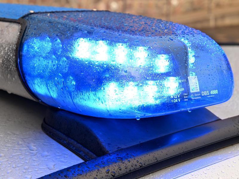 Ein Streifenwagen der Polizei steht mit eingeschaltetem Blaulicht auf der Straße. Foto: Carsten Rehder/dpa/Archivbild