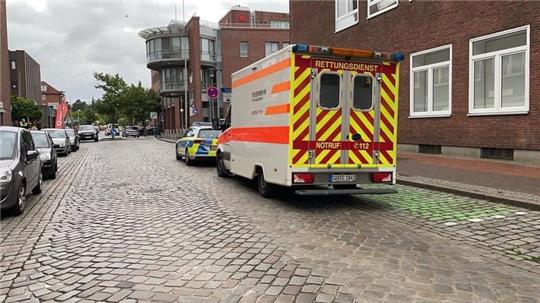 Ein Streifenwagen der Polizei und ein Rettungswagen stehen am Dienstagabend in der Rohdestraße. Foto: Lütt