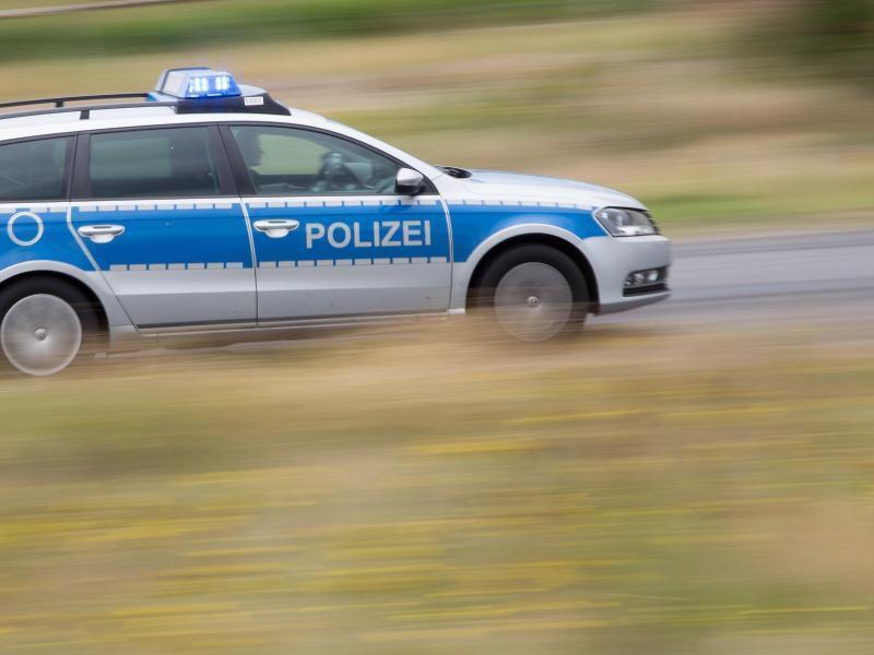 Ein Streifenwagen fährt mit Blaulicht über eine Straße. Foto: Friso Gentsch/dpa/Symbolbild/Archivbild