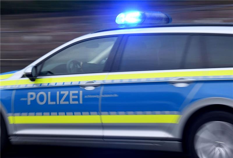 Fahrer mit Alkohol und Kokain auf der A1 unterwegs Ein Streifenwagen fährt mit eingeschaltetem Blaulicht.