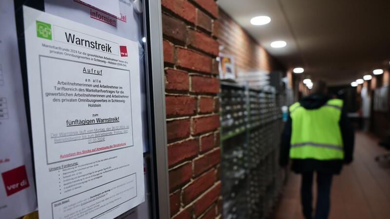 Ein Streikaufruf von Verdi hängt in einem Info-Kasten. Verdi hat in allen Bundesländern außer Bayern von heute bis Samstag Arbeitskämpfe angekündigt - regional an unterschiedlichen Tagen.