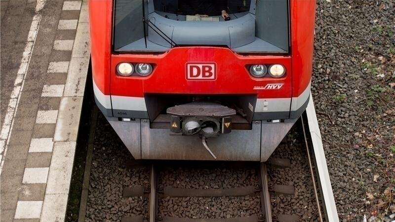 Eine S-Bahn steht auf einem Gleis.