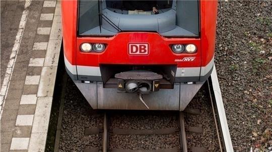Eine S-Bahn steht auf einem Gleis.