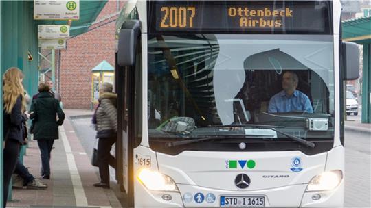 Ein Streit um Busfahrkarten ist in Stade eskaliert, ein Mann wurde dabei verletzt (Symbolbild)

