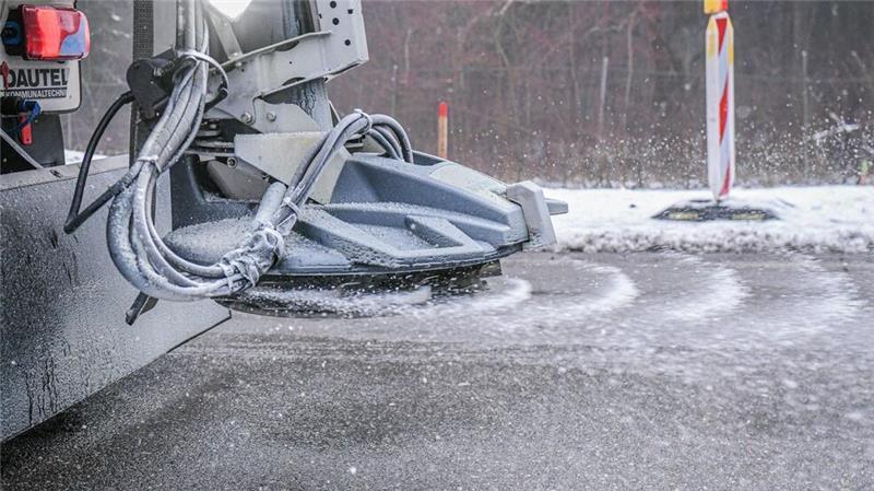 Gefährliche Glätte in ganz Deutschland Ein Streufahrzeug auf der A7 im Einsatz. Laut Deutschem Wetterdienst sind Glatteis und starke Verkehrsbehinderungen zu erwarten.