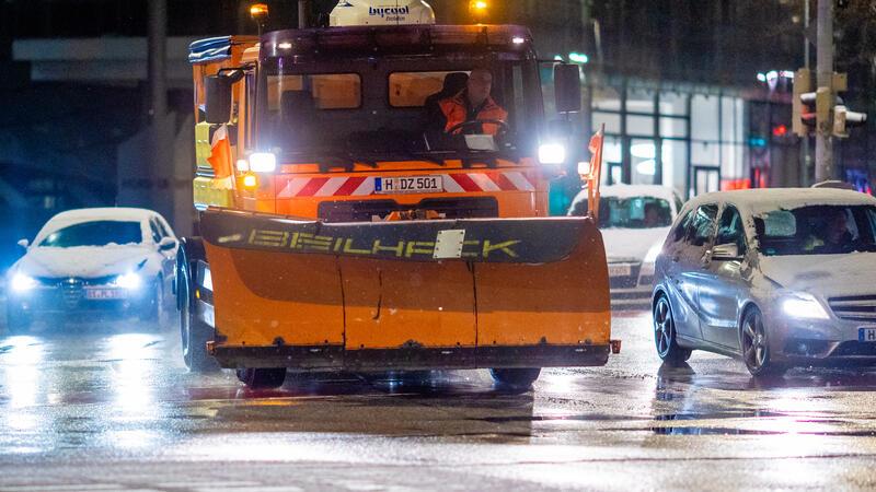 Ein Streufahrzeug ist am frühen Morgen im Einsatz.