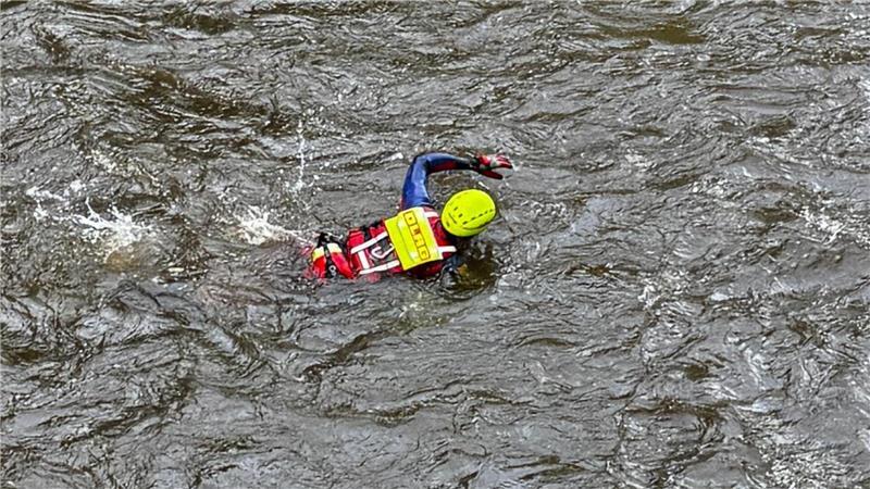 Ein Strömungsretter beim Trainieren.