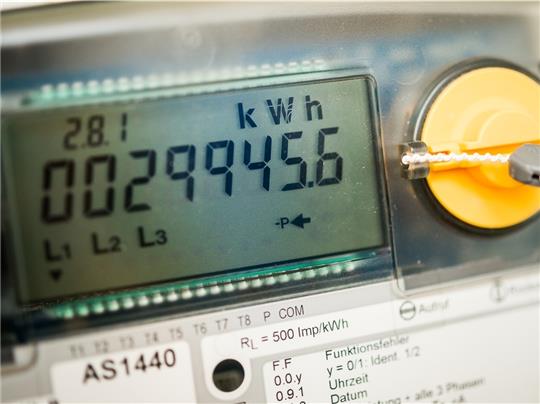 Ein Stromzähler: Die Preise für Energie steigen zum 1. Januar auf breiter Front. Foto: Patrick Pleul/dpa