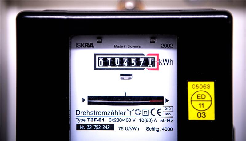 Warum jeder am Silvestertag seinen Zählerstand ablesen sollte Ein Stromzähler zeigt die verbrauchten Kilowattstunden an. Foto: Sina Schuldt/dpa