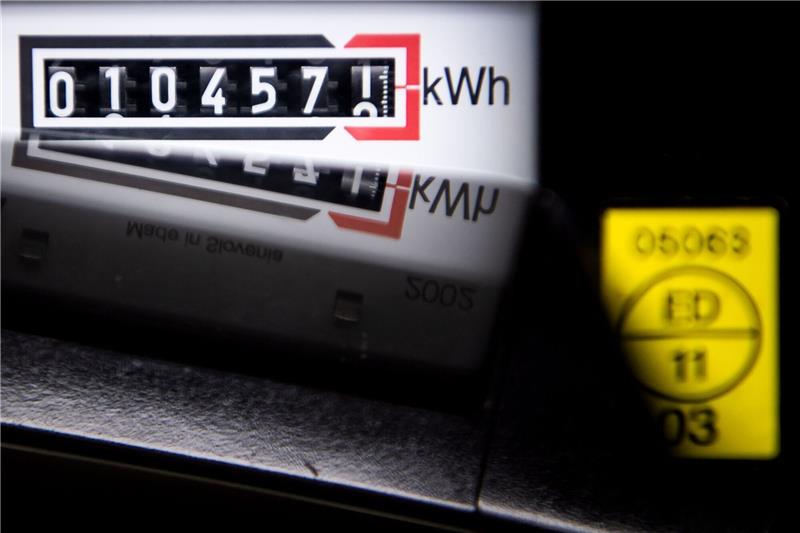 Wie der Kreis Stade Gas- und Stromsperren abwenden will Ein Stromzähler zeigt in einem Mietshaus die verbrauchten Kilowattstunden an.