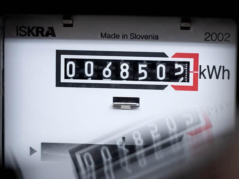 Ein Stromzähler zeigt in einem Mietshaus die verbrauchten Kilowattstunden an (Symbolbild). Foto: Sina Schuldt/dpa