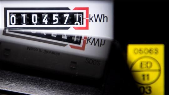 Ein Stromzähler zeigt in einem Mietshaus die verbrauchten Kilowattstunden an.