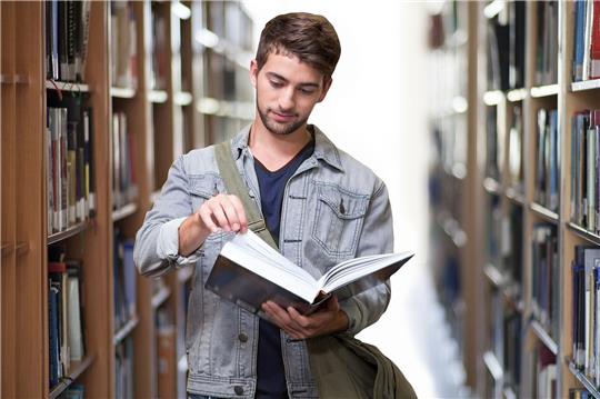 Ein Student in der Bibliothek. Symbolfoto: Pixabay