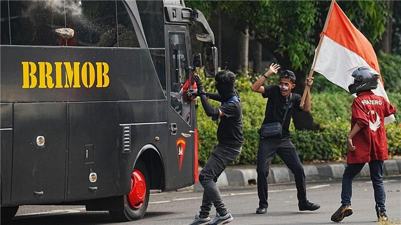 Bilder des Tages Ein Student wirft einen Stein auf ein Polizeifahrzeug bei gewalttätigen Protesten gegen üppigen Zulagen für Parlamentsmitglieder in Indonesien.