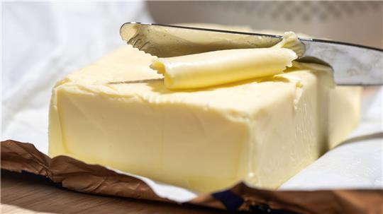 Ein Stück Butter kostet bei Discountern nur noch 99 Cent: Bauern demonstrieren gegen den Dumpingpreise. (Symbolbild)