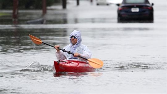 Ein Sturm an der US-Ostküste überflutet Straßen in Küstenorten. 