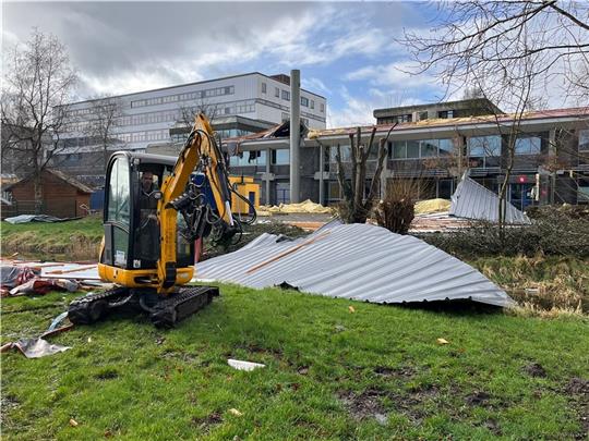 Ein Sturm deckte im Februar 2022 das BBS-Dach in Stade ab. Die Schadensregulierungen wurden teuer für die Versicherungen. Fotos: Vasel