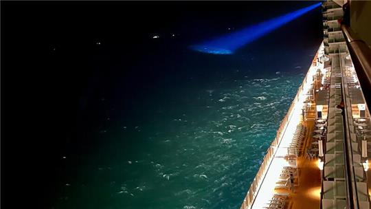 Ein Suchscheinwerfer des P&O-Kreuzfahrtschiffs „Iona“ beim Rettungseinsatz nach der Kollision.
